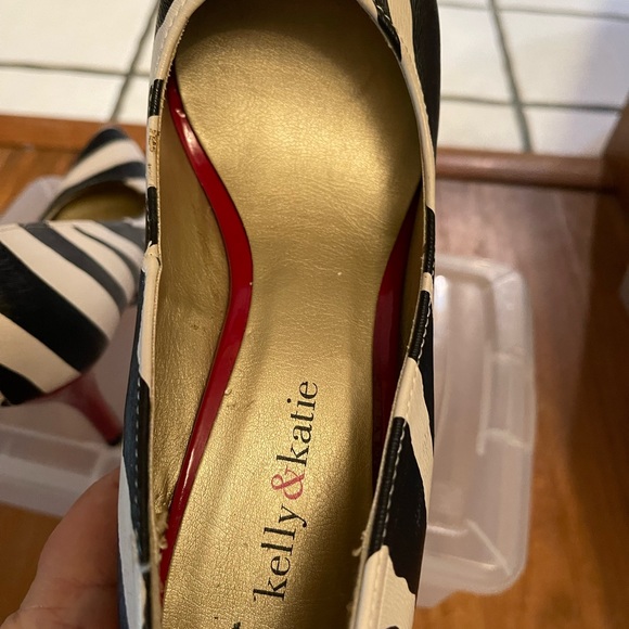 Kelly & Katie - Picture 4 of 6